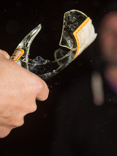 Mit einer abgebrochenen Glasflasche hat ein 31-J&auml;hriger in Giesing einen Jugendlichen angegriffen und verletzt. (Symbolbild)