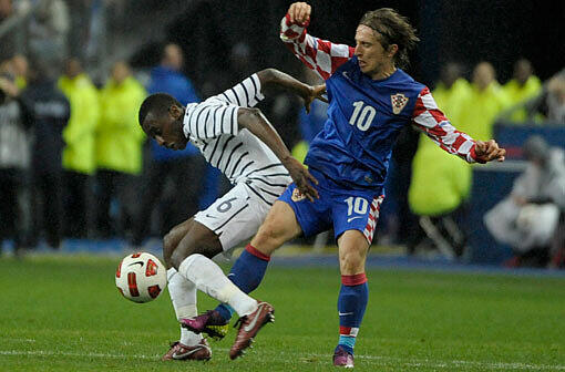 Blaise Matuidi (l.) im Zweikampf mit dem Kroaten Modric.