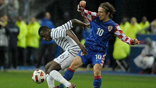 Blaise Matuidi (l.) im Zweikampf mit dem Kroaten Modric. Blaise Matuidi (l.) im Zweikampf mit dem Kroaten Modric.