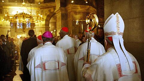 So festlich wie vor einigen Jahren im Aachener Dom wird es demnächst sicher auch in München zugehen: Nach Aachen im Jahr 2003 ist München die zweite deutsche Stadt, die das Internationale Friedenstreffen beherbergt. Unter den Teilnehmern der Veranstaltung sind Vertreter der katholischen und evangelischen Kirche, des Judentums, des Islam und anderer Religionen. Veranstaltet wird das Friedenstreffen von der Gemeinschaft Sant&rsquo; Egidio, die ihren Namen vom Kloster im römischen Stadtteil Trastevere hat.