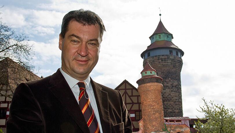 Ritter Markus: Vor der Nürnberger Kaiserburg hält Söder ein Bihänder-Schwert in den Händen. Rund 15,8 Millionen Euro investiert der Freistaat in den Ausbau des Nürnberger Wahrzeichens. Das Geld wird in Sanierungen, Neugestaltungen und den Bau eines Besucherinformationszentrums sowie in ein Burgcafé gesteckt. Ritter Markus: Vor der Nürnberger Kaiserburg hält Söder ein Bihänder-Schwert in den Händen. Rund 15,8 Millionen Euro investiert der Freistaat in den Ausbau des Nürnberger Wahrzeichens. Das Geld wird in Sanierungen, Neugestaltungen und den Bau eines Besucherinformationszentrums sowie in ein Burgcafé gesteckt.
