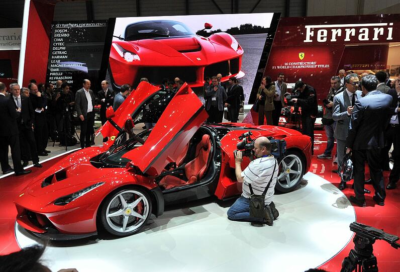 Auf dem 83. Autosalon Genf im Palexpo Messegelände wird am 05.03.2013 beim ersten Pressetag der Ferrari LaFerrari präsentiert. Foto: Uli Deck/dpa