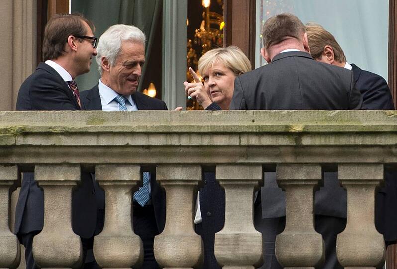 Balkon-Gespräche: Hannelore Kraft im Gespräch mit Alexander Dobrindt (l.) und Peter Ramsauer (2. v. l). Daneben Kanzleramtsminister Ronald Pofalla (r.) und CDU-Generalsekretär Hermann Gröhe.