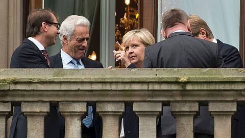 Balkon-Gespräche: Hannelore Kraft im Gespräch mit Alexander Dobrindt (l.) und Peter Ramsauer (2. v. l). Daneben Kanzleramtsminister Ronald Pofalla (r.) und CDU-Generalsekretär Hermann Gröhe.
