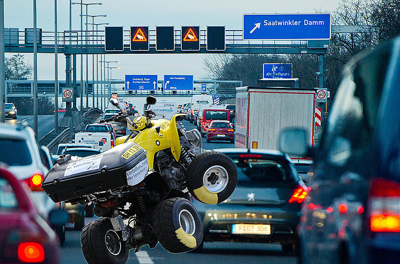 Der Golffahrer fuhr mit hohem Tempo in das Quad, welches vor ihm hielt. Der Quadfahrer erlitt schwere Verletzungen. (Archivbild)