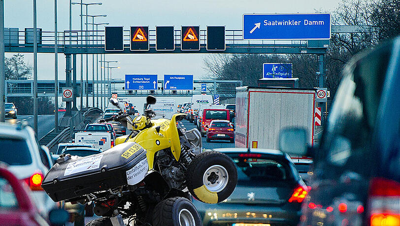 Der Golffahrer fuhr mit hohem Tempo in das Quad, welches vor ihm hielt. Der Quadfahrer erlitt schwere Verletzungen. (Archivbild) Der Golffahrer fuhr mit hohem Tempo in das Quad, welches vor ihm hielt. Der Quadfahrer erlitt schwere Verletzungen. (Archivbild)