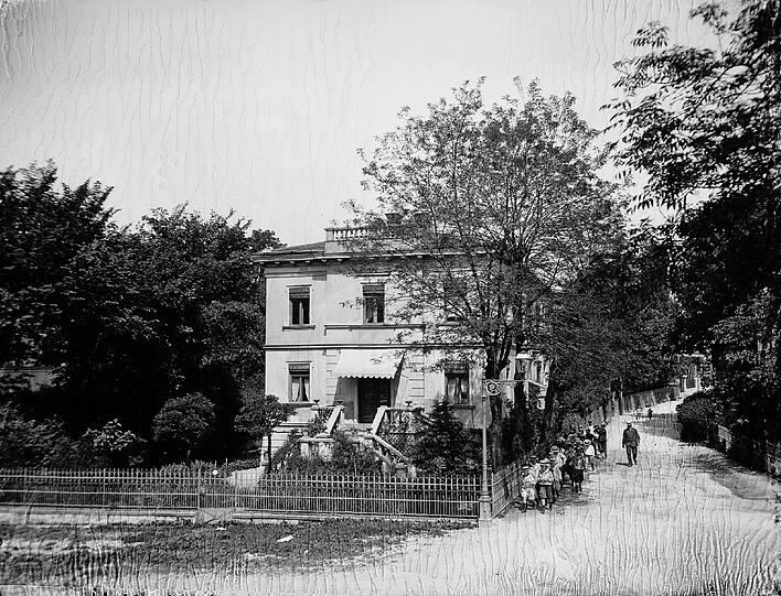 Eine Schulklasse am Wandertag in der Biedersteiner Straße im Mai 1904. Daneben die Villa in der Biedersteiner Straße 14, heute Hausnummer 2.