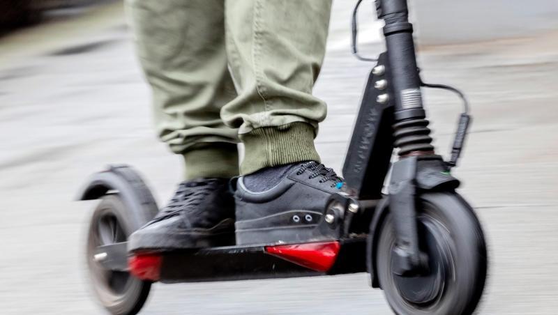 Ein Mann fährt mit einem E-Scooter auf dem Gehweg. Foto: Christoph Soeder/Archivbild Ein Mann fährt mit einem E-Scooter auf dem Gehweg. Foto: Christoph Soeder/Archivbild