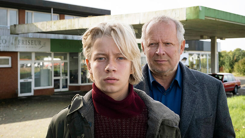 Der junge Borowski (August Milberg) mit Klaus Borowski (Axel Milberg) in einer Szene des "Tatort: Borowski und der Schatten des Mondes".