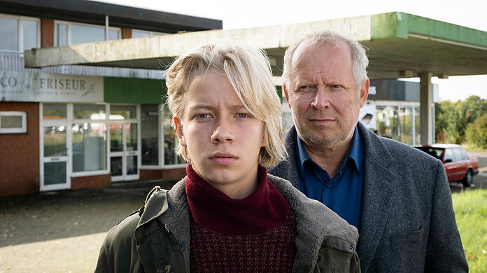 Der junge Borowski (August Milberg) mit Klaus Borowski (Axel Milberg) in einer Szene des "Tatort: Borowski und der Schatten des Mondes".