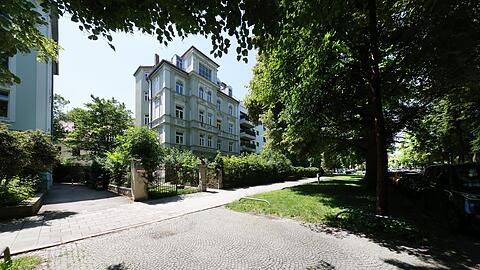 Auch das ist die Nymphenburger Straße: üppiges Grün und herrschaftliche Wohnhäuser.