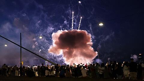 Ein Feuerwerkskörper explodiert in zu niedriger Höhe über Zuschauen beim Abschlussfeuerwerk der Rheinkirmes. Es gab mehrere Verletzte.