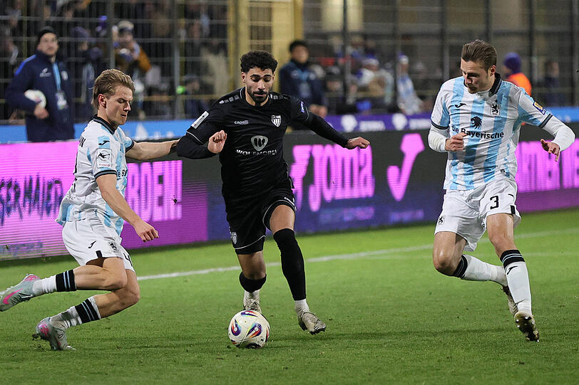 Beißen, kratzen, kämpfen – und punkten: Clemens Lippmann (l.) und SIemen Voet (r.) attackieren Schweinfurts Ekin Celebi. Beißen, kratzen, kämpfen – und punkten: Clemens Lippmann (l.) und SIemen Voet (r.) attackieren Schweinfurts Ekin Celebi.