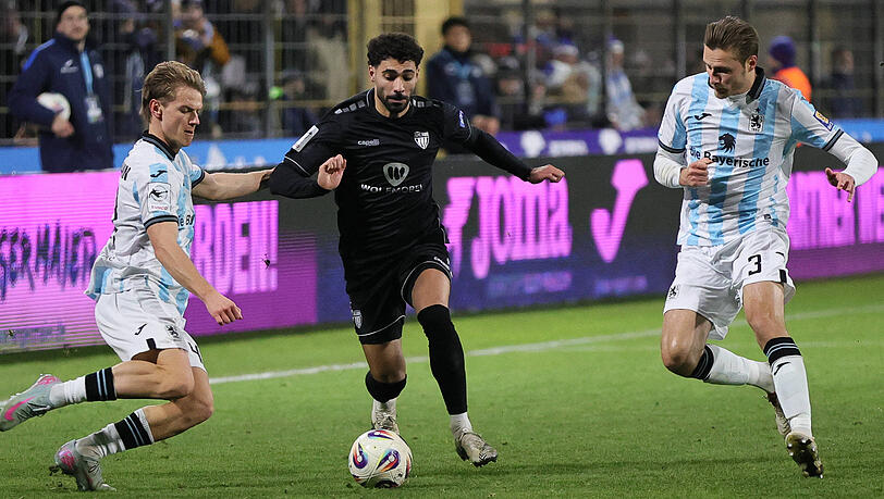 Beißen, kratzen, kämpfen – und punkten: Clemens Lippmann (l.) und SIemen Voet (r.) attackieren Schweinfurts Ekin Celebi. Beißen, kratzen, kämpfen – und punkten: Clemens Lippmann (l.) und SIemen Voet (r.) attackieren Schweinfurts Ekin Celebi.