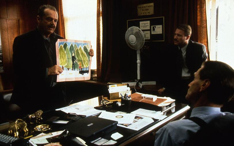 Jerry Black (Jack Nicholson, links) informiert seine langjährigen Kollegen (Aaron Eckhart, Mitte, Sam Shepard) über seine Ermittlungsergebnisse. Jerry Black (Jack Nicholson, links) informiert seine langjährigen Kollegen (Aaron Eckhart, Mitte, Sam Shepard) über seine Ermittlungsergebnisse.