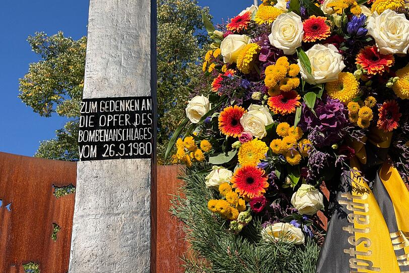Ein Blumengesteck am Denkmal erinnert an die Opfer des Oktoberfest-Attentats. Ein Blumengesteck am Denkmal erinnert an die Opfer des Oktoberfest-Attentats.