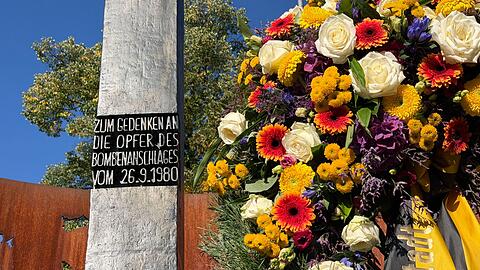Ein Blumengesteck am Denkmal erinnert an die Opfer des Oktoberfest-Attentats.