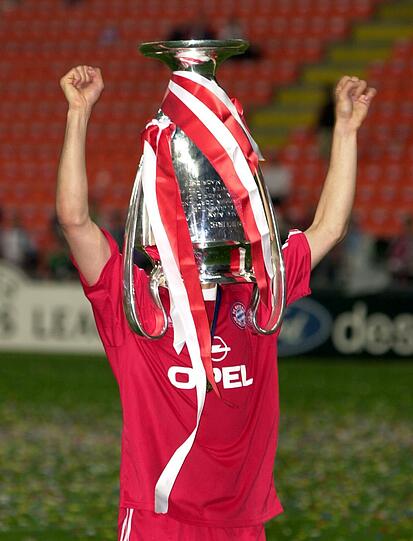 Hasan Salihamidzic versteckt sein Gesicht im Pokal.