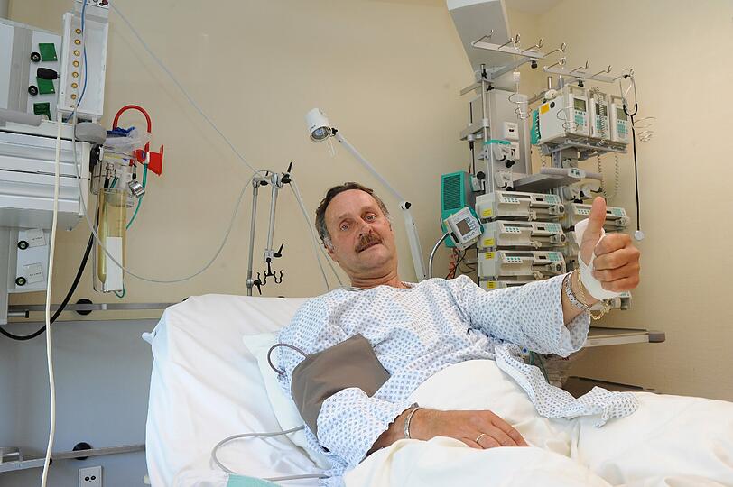 Daumen hoch! Peter Neururer nach seinem Herzinfarkt in der Klinik.