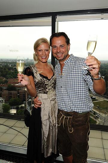 Champagner statt Bier: Michael Sporer mit Freundin Lisa Brilla