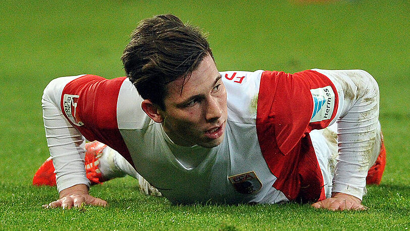 Augsburgs Pierre-Emile Höjbjerg liegt auf dem Rasen. Er ist derzeit ausgeliehen, bei den Bayern bis 2018 unter Vertrag. Augsburgs Pierre-Emile Höjbjerg liegt auf dem Rasen. Er ist derzeit ausgeliehen, bei den Bayern bis 2018 unter Vertrag.