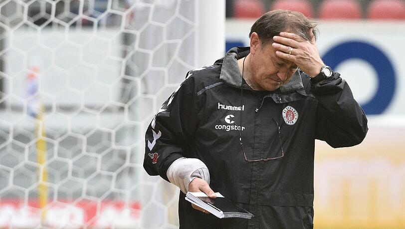 Kein glückliches Wochenende: Ex-Löwen-Coach Ewald Lienen. Kein glückliches Wochenende: Ex-Löwen-Coach Ewald Lienen.