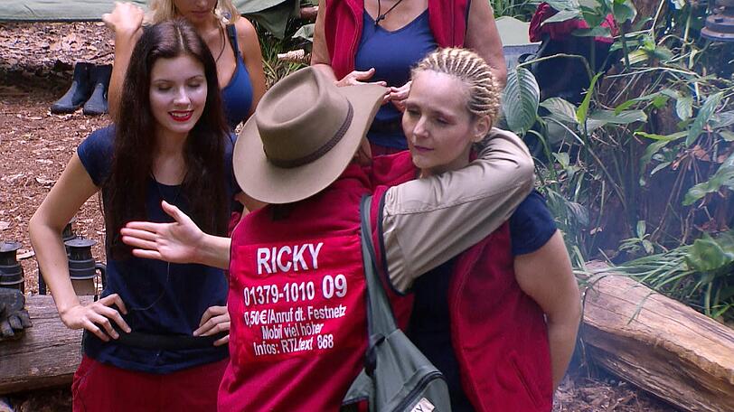 Helena Fürst erwidert Rickys Umarmung zur Verabschiedung nicht.