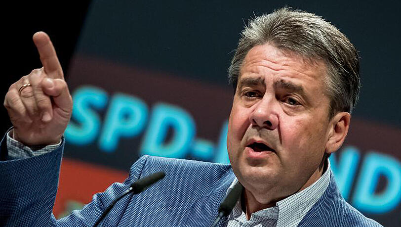 Außenminister Sigmar Gabriel sichelt gegen seinen Kabinettskollegen Wolfgang Schäuble. Außenminister Sigmar Gabriel sichelt gegen seinen Kabinettskollegen Wolfgang Schäuble.