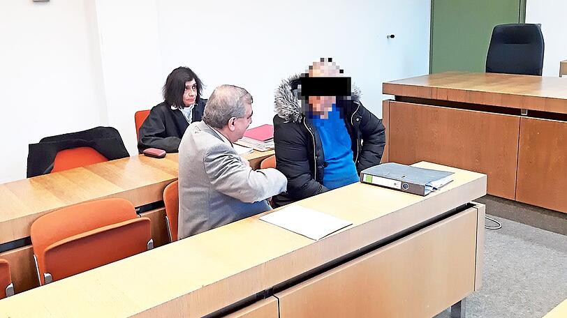 Der Angeklagter (r.) und sein Dolmetscher.