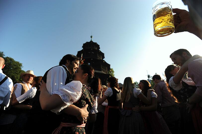 Hoch her geht es auf dem Kocherlball am Chinesischen Turm auch heuer seit 6 Uhr in der Früh.