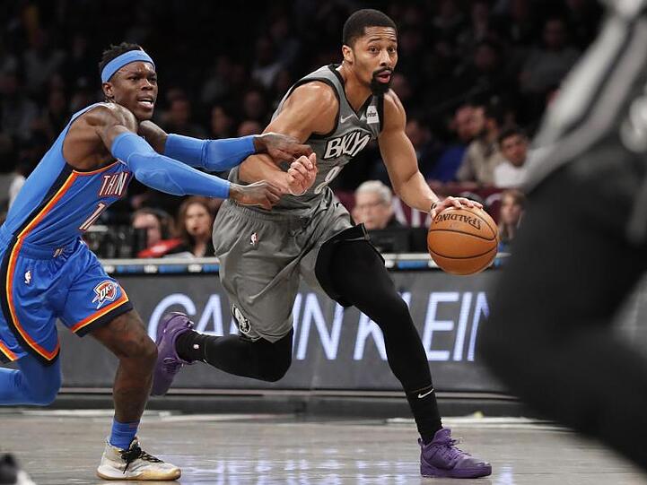 Spencer Dinwiddie (r) von den Brooklyn Nets im Duell mit Dennis Schröder.