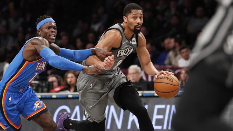 Spencer Dinwiddie (r) von den Brooklyn Nets im Duell mit Dennis Schröder. Spencer Dinwiddie (r) von den Brooklyn Nets im Duell mit Dennis Schröder.