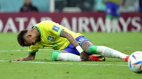 Hält sich den Knöchel der Nation: Brasiliens mal wieder angeschlagener Spielmacher Neymar.