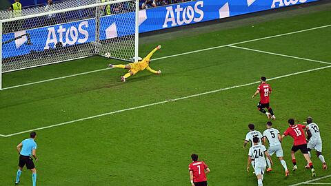 Georges Mikautadze (r) erhöhte vom Punkt aus auf 2:0.