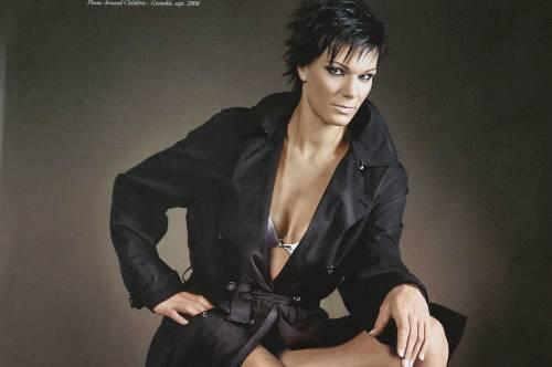Lässige Pose, halboffener Trenchcoat: Maria Riesch als Model für das "Athlete Girl 2009" ihrer Skischufirma.