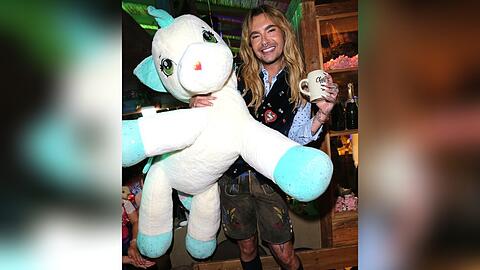 Bill Kaulitz hatte beim Almauftrieb sichtlich Spa&szlig;.
