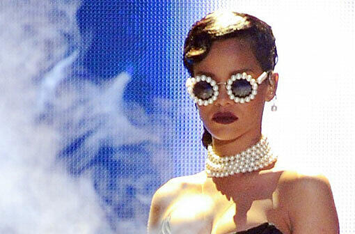 Ganz schön heiß, liebe Rihanna: Mit ihrer sexy Strapsen-Show stellt die schöne Sängerin sogar die Models von Victoria's Secret in den Schatten. Wir schauen mal genauer hin...