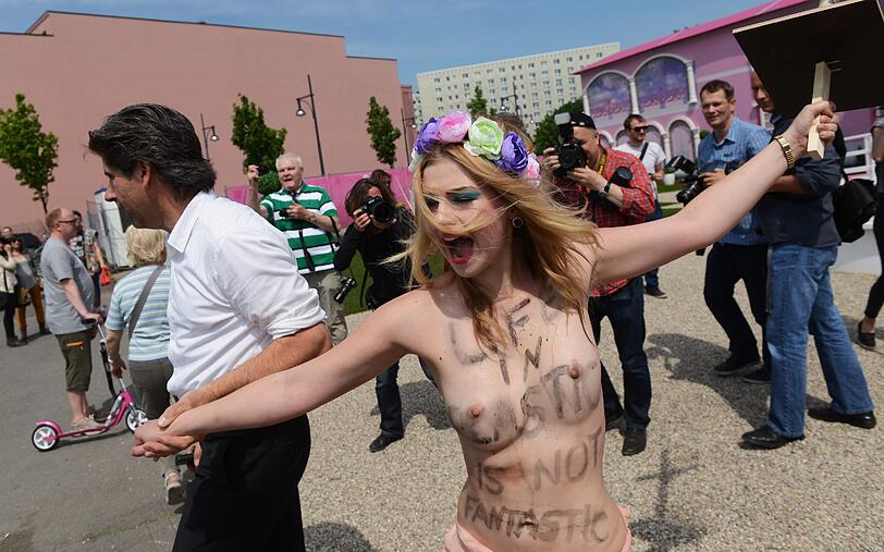 Die Femen-Aktion beim "Barbie-Dreamhouse" in Berlin. Die Bilder