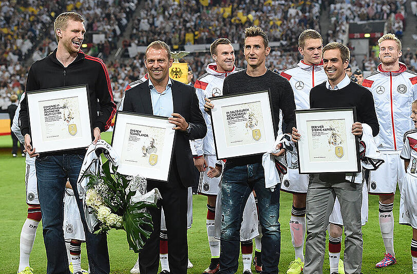 Die Verabschiedung der Weltmeister (l. - r.) Per Mertesacker, Hansi Flick, Miroslav Klose und Philipp Lahm vor dem Spiel.