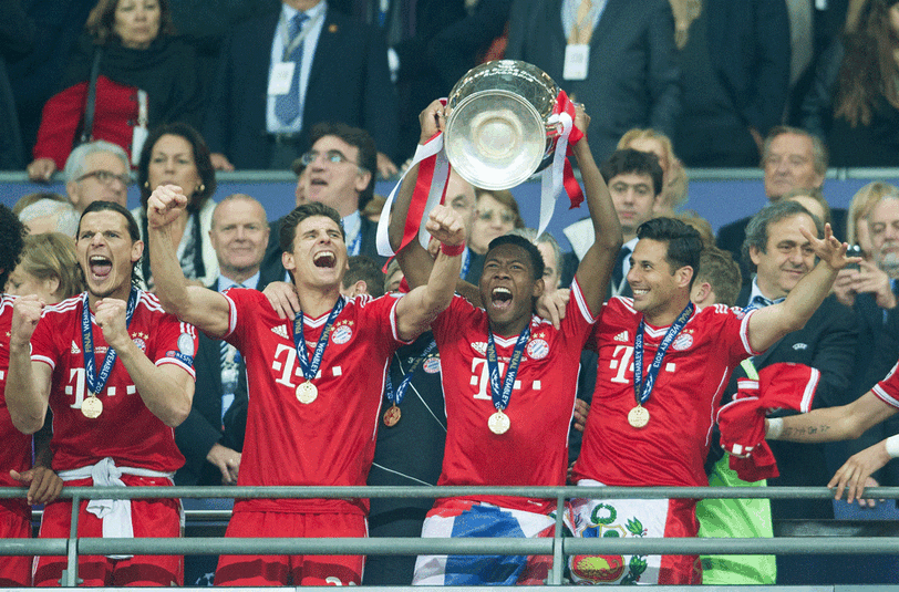 Da ist das Ding! Die Bayern haben 2:1 gewonnen. Alaba stemmt den Pott in den Nachthimmel von London.