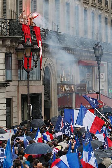 Bei einer Maikundgebung auf dem Pariser Opernplatz zeigten drei Femen-Aktivistinnen der Chefin der rechtsextremen französischen Partei Front National den Hitlergruß. Die Bilder.