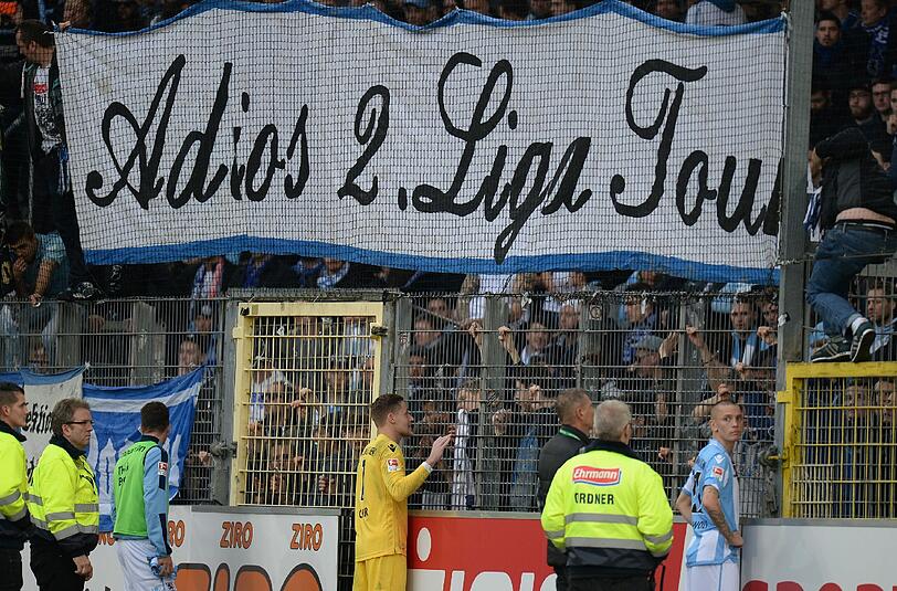 Die Fans des TSV 1860 München sind wütend über die Leistung ihrer Mannschaft. Beim Auswärtsspiel in Freiburg besingen sie den Abstieg der Löwen.
