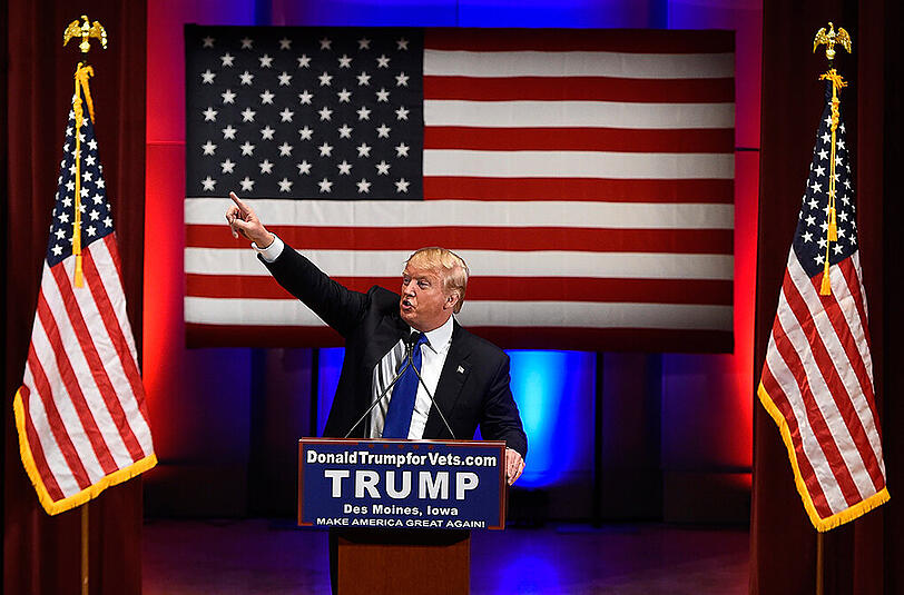 Auf der Gegenveranstaltng der FOX-News-Debatte: Donald Trump wie er leibt und lebt.