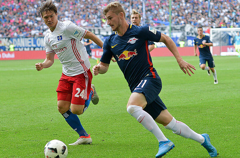 Der Hamburger Gotoku Sakai (links) verfolgt den Leipziger Timo Werner.