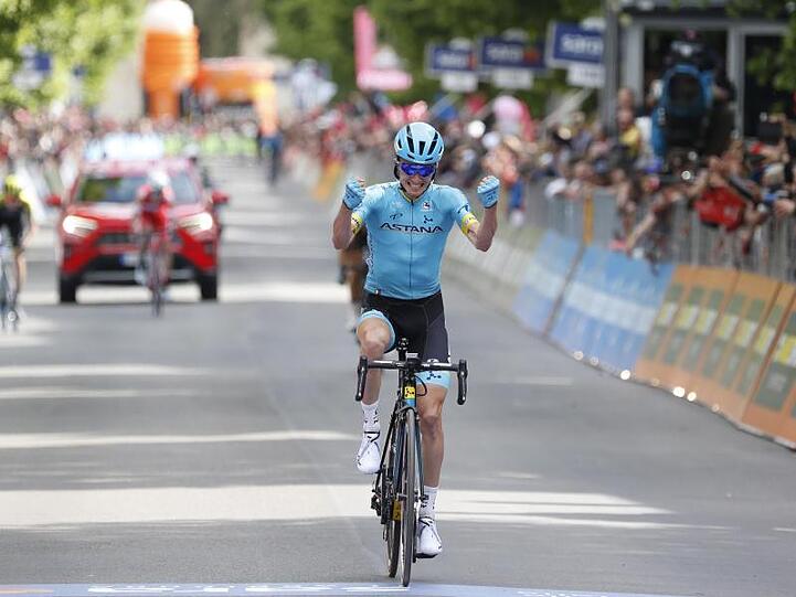 Pello Bilbao feiert seinen Ausreißersieg auf der siebten Etappe beim Giro d'Italia.