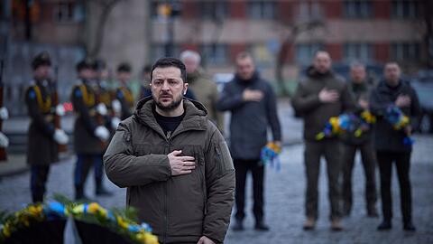 Der ukrainische Präsident Wolodymyr Selenskyj würdigt an einem Denkmal in Lwiw die im russischen Angriffskrieg gefallenen Verteidiger der Ukraine.