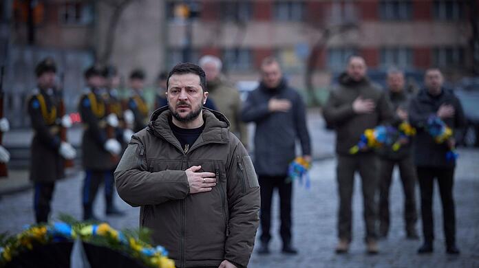 Der ukrainische Präsident Wolodymyr Selenskyj würdigt an einem Denkmal in Lwiw die im russischen Angriffskrieg gefallenen Verteidiger der Ukraine.