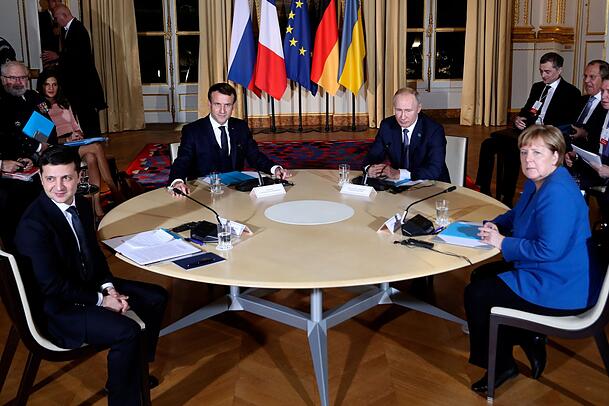 Im Dezember 2019 saßen sich der ukrainische Präsident Wolodymyr Selenskyj (l) und der russische Präsident Wladimir Putin (2. v. l.) das letzte Mal gegenüber. Im Dezember 2019 saßen sich der ukrainische Präsident Wolodymyr Selenskyj (l) und der russische Präsident Wladimir Putin (2. v. l.) das letzte Mal gegenüber.