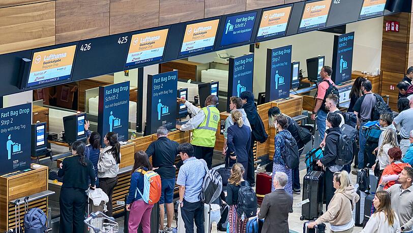 Am Montag bildeten sich lange Schlangen am BER. Der Flughafen ist von einem Cyberangriff auf einen IT-Dienstleister betroffen.