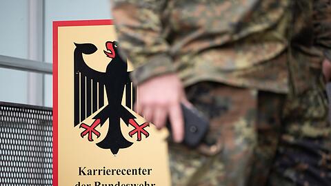 M&auml;nner sollen sich bei l&auml;ngeren Auslandsaufenthalten beim Karrierecenter der Bundeswehr abmelden. (Archivbild)